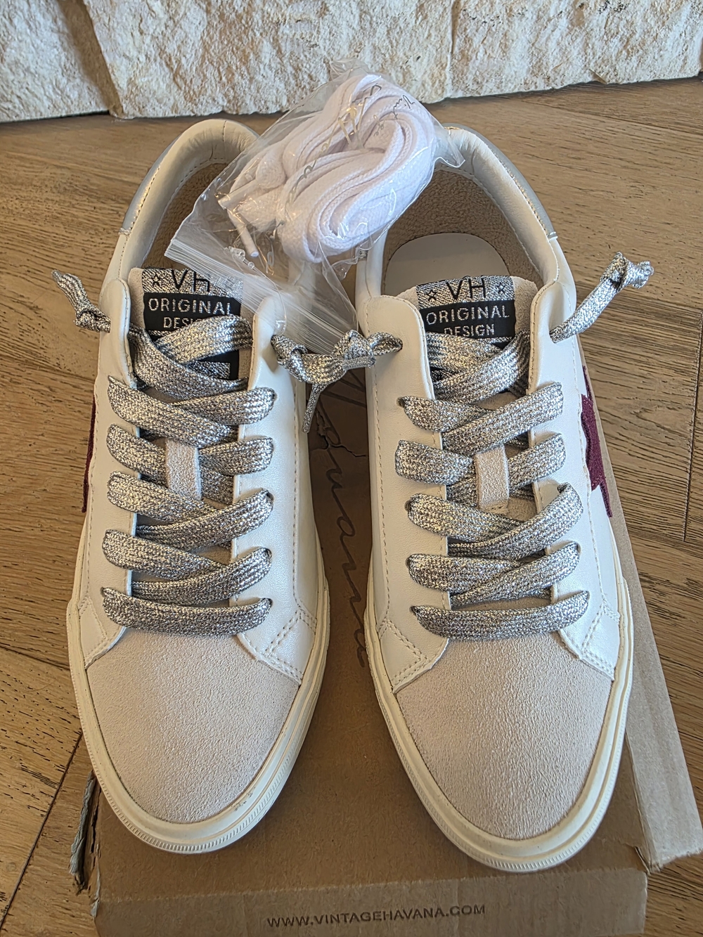 NWT VINTAGE HAVANA Off White Sneakers with Burgundy Star - size 7.5 Womens - Picture 6 of 8